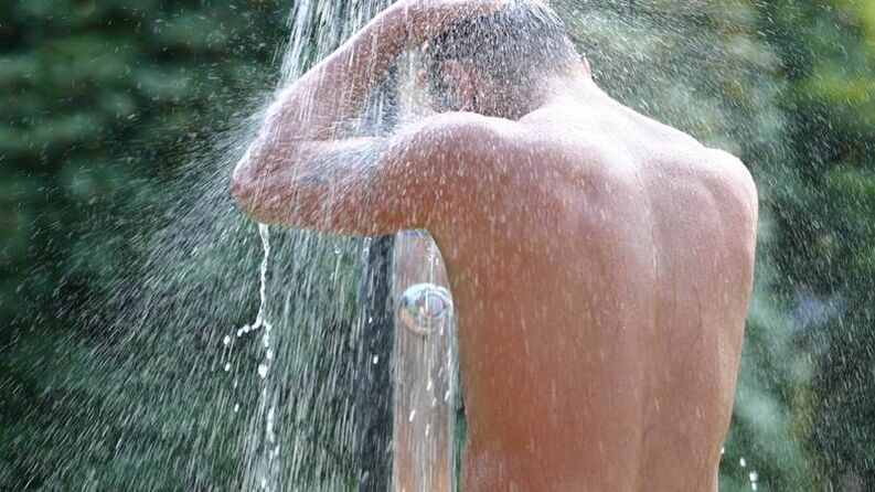 Contrast shower helps men cheer up and increase potency